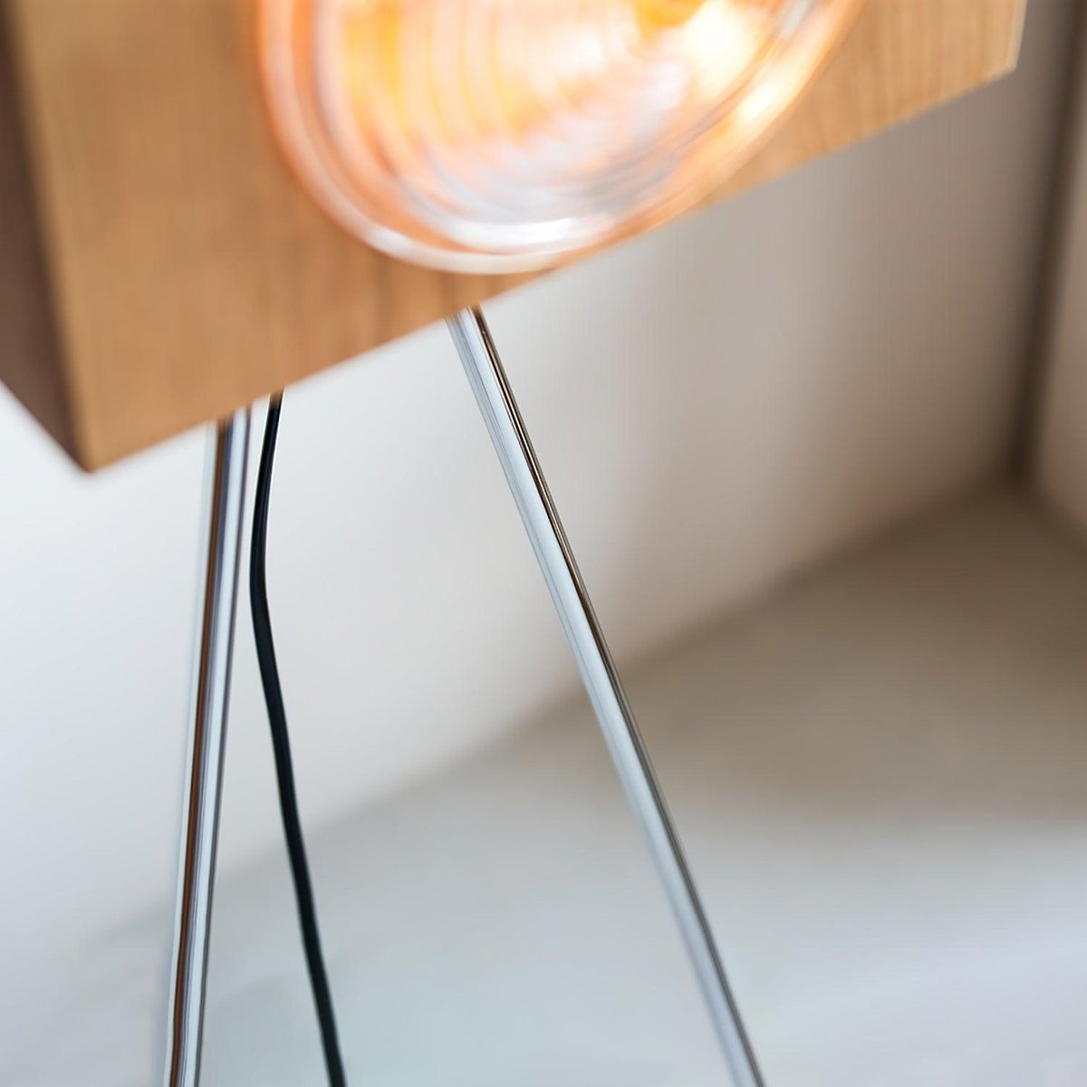 Vesoren houten vloerlamp met driepoot