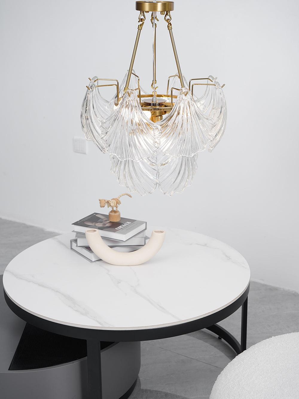 Veluaya plafondlamp met ribbelvormige glazen kap in goudkleurige afwerking