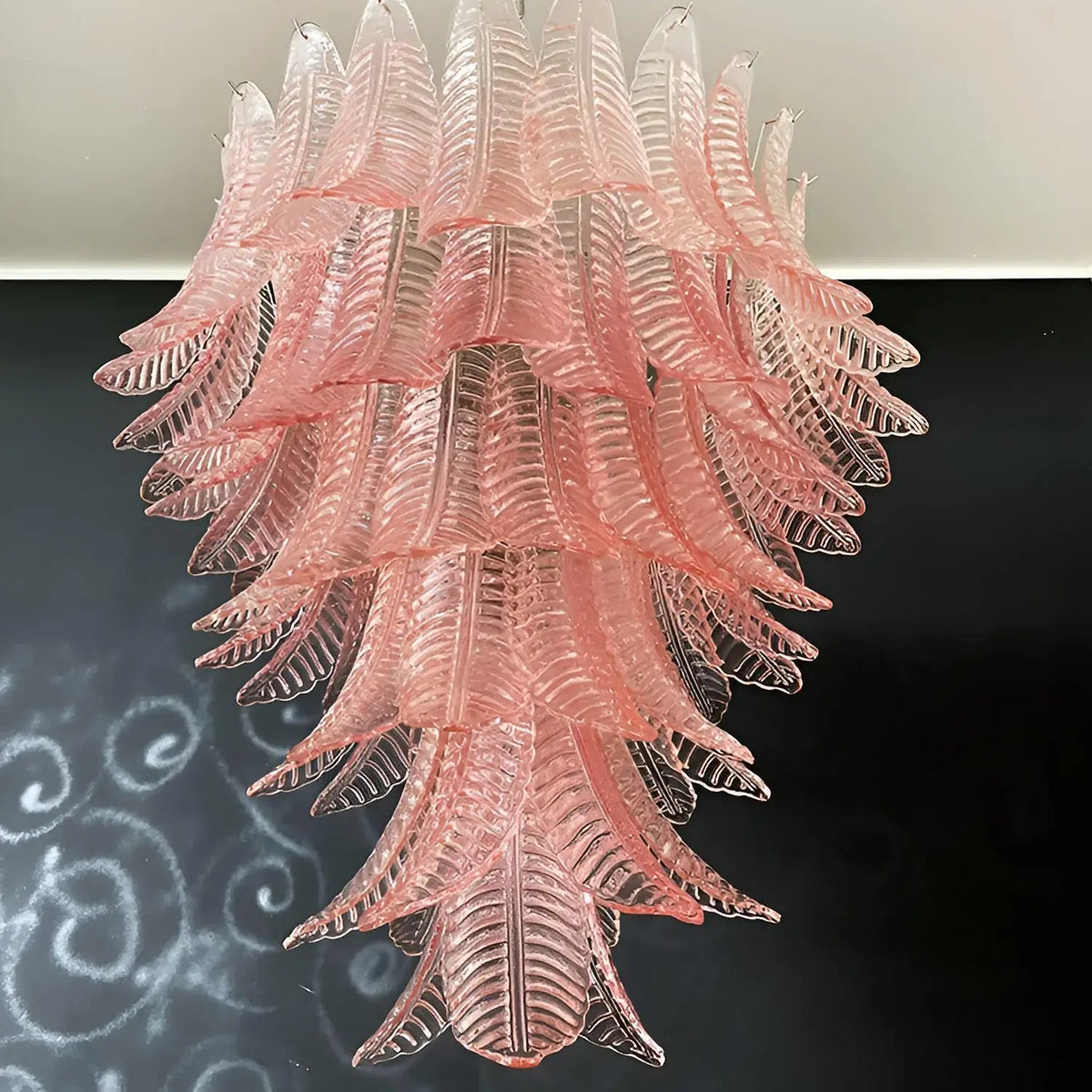 Liorisian kroonluchter met roze Murano-glasbladeren cascaderend romantisch