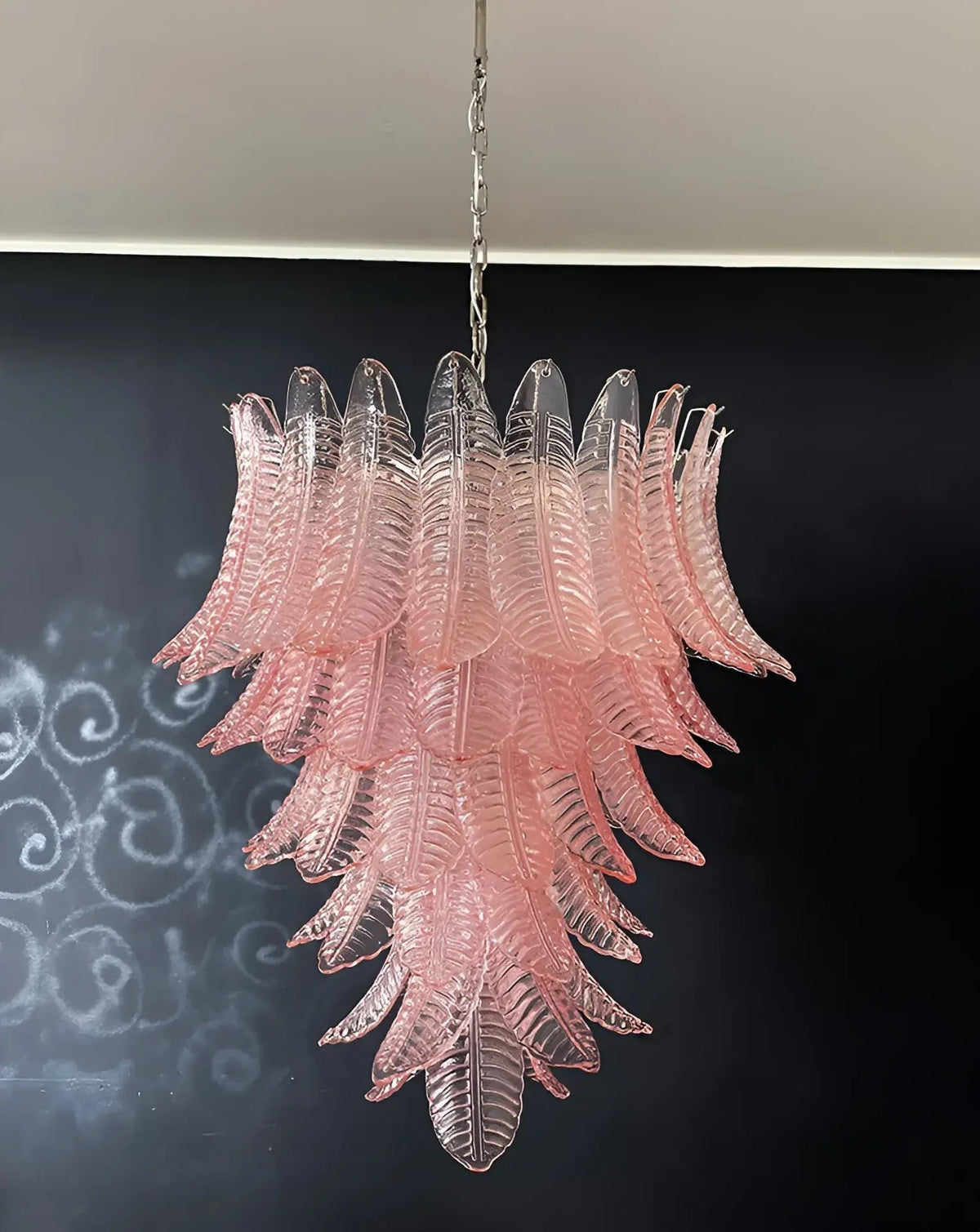 Liorisian kroonluchter met roze Murano-glasbladeren cascaderend romantisch