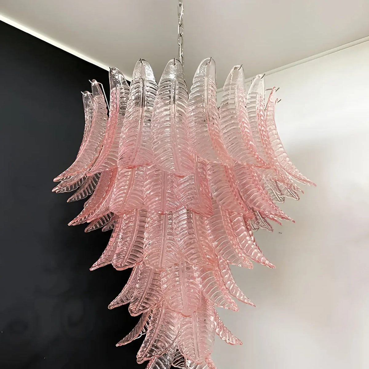 Liorisian kroonluchter met roze Murano-glasbladeren cascaderend romantisch
