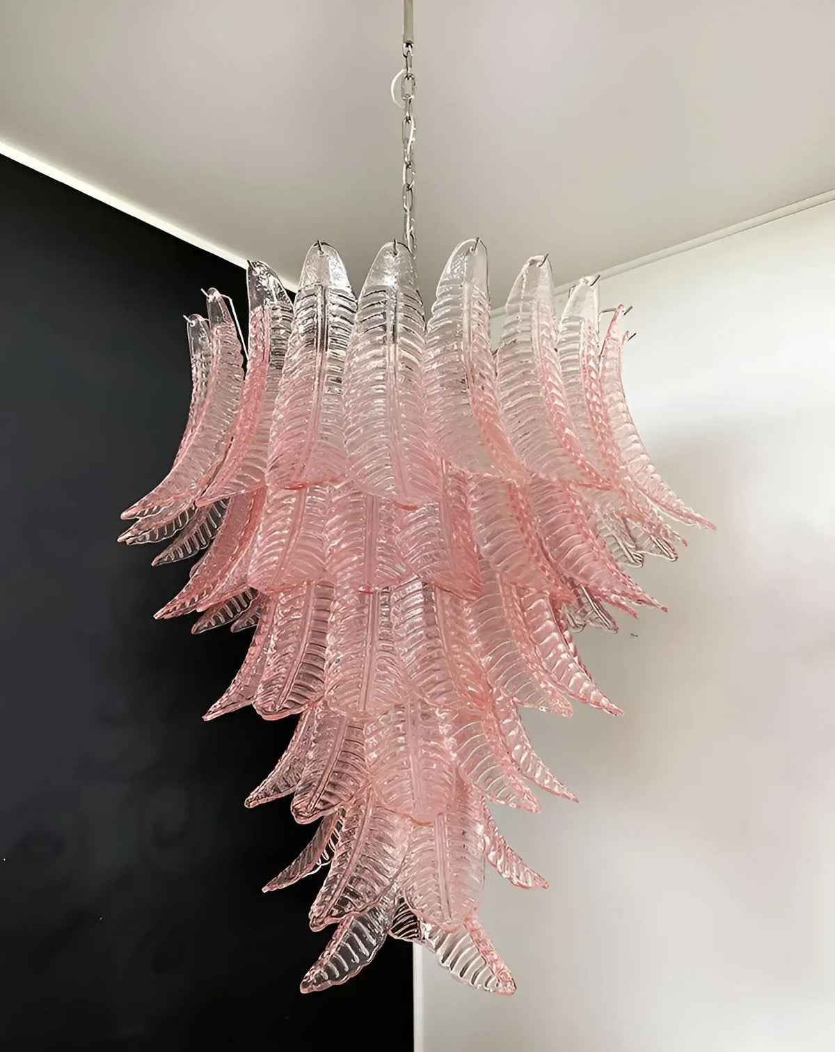 Liorisian kroonluchter met roze Murano-glasbladeren cascaderend romantisch