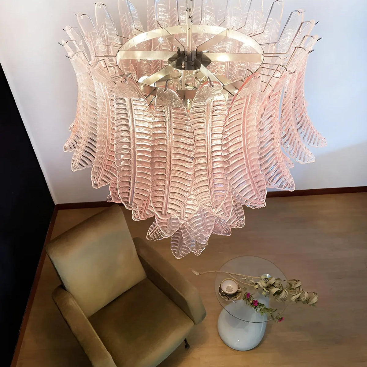 Liorisian kroonluchter met roze Murano-glasbladeren cascaderend romantisch