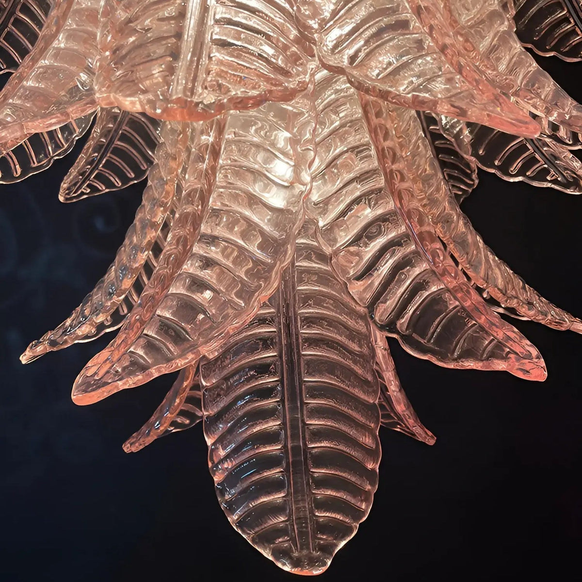 Liorisian kroonluchter met roze Murano-glasbladeren cascaderend romantisch
