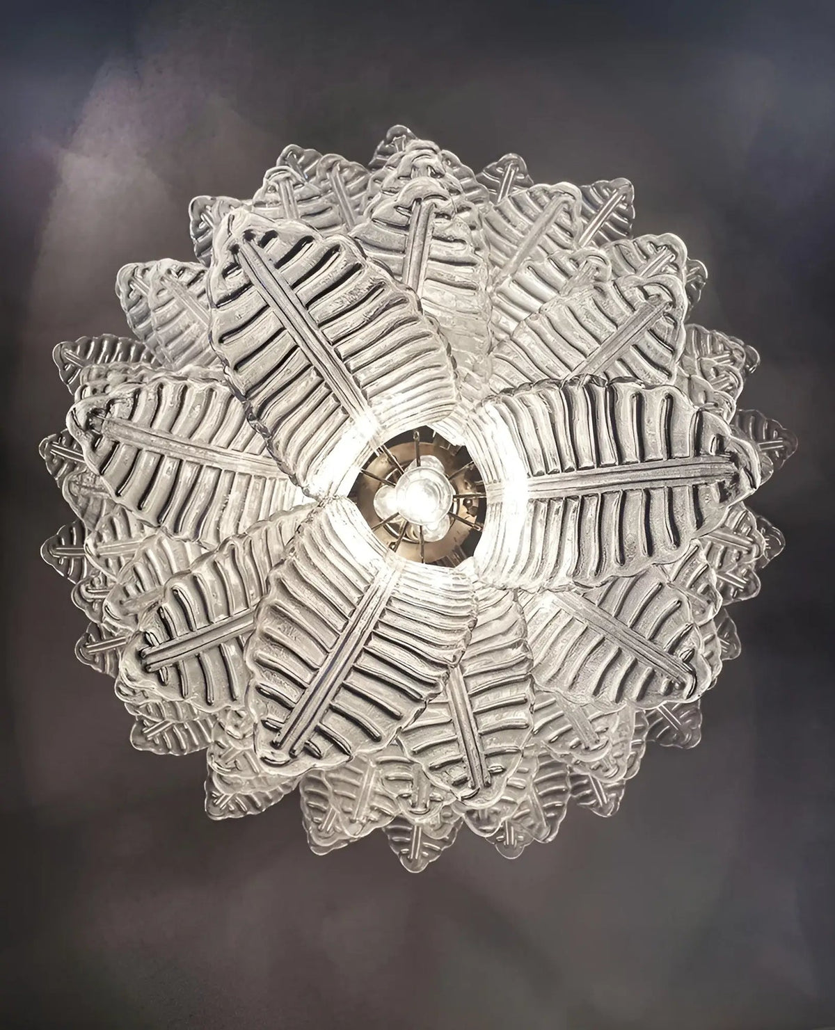 Eirineon kroonluchter van helder glas met bladvorm cascaderend elegant