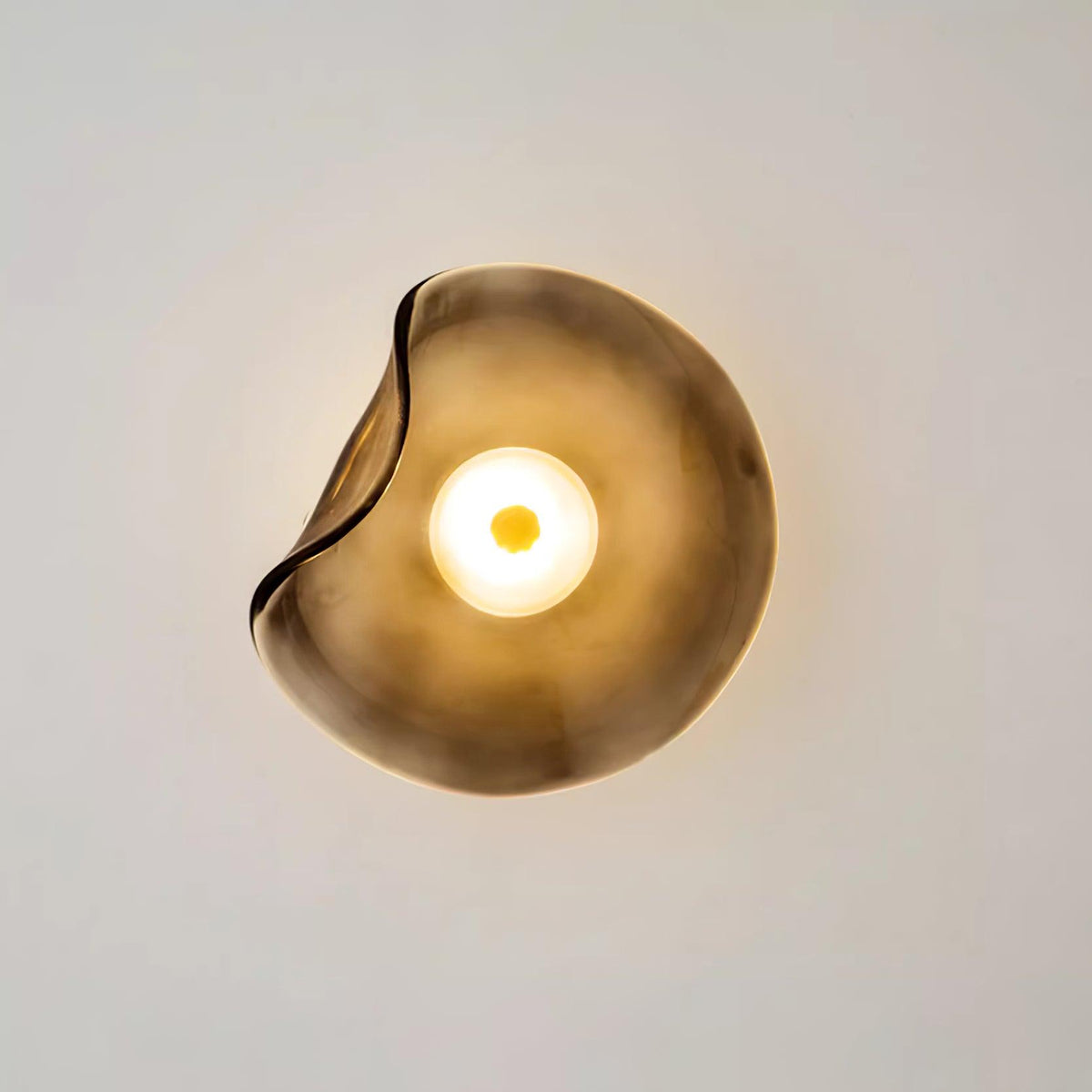 Kira wandlamp met amberkleurig glas