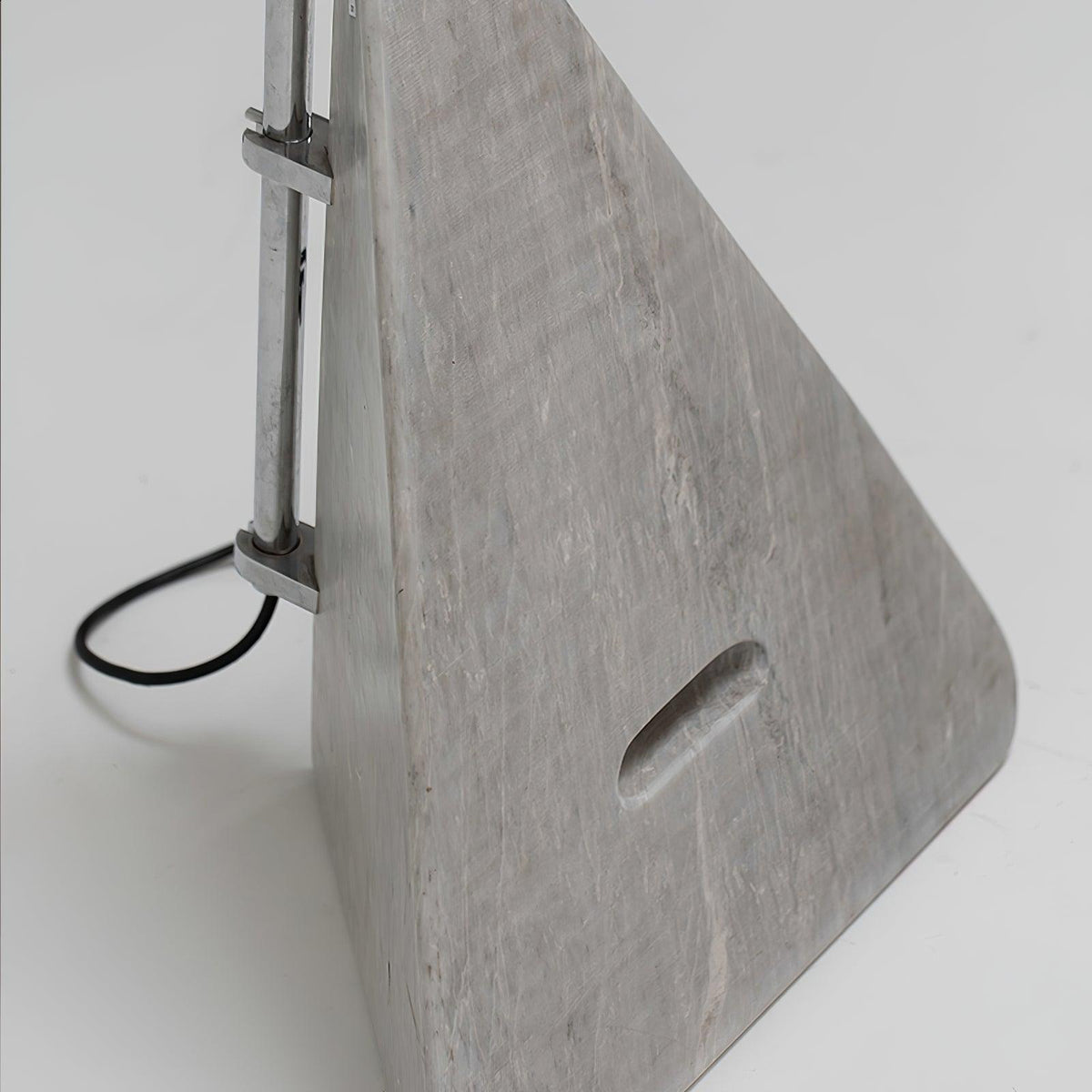 Olvenel vloerlamp met sculpturale chroom marmer