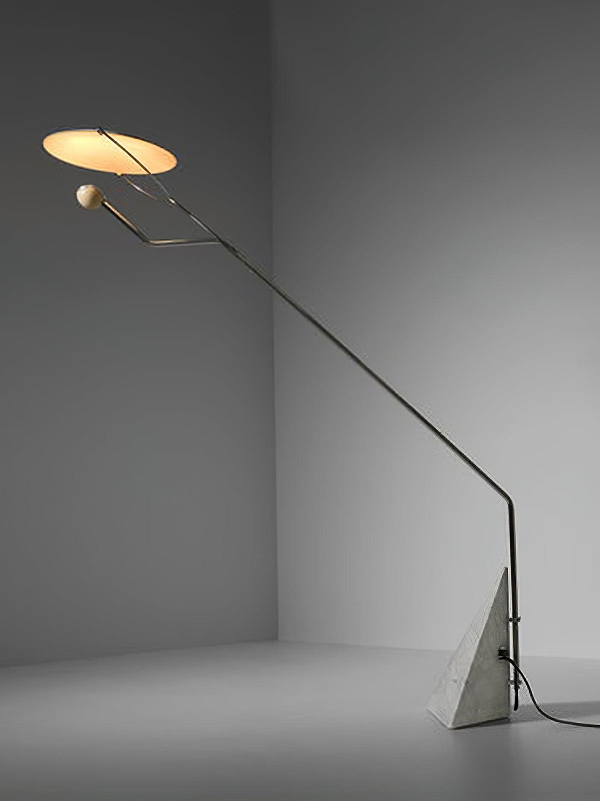 Olvenel vloerlamp met sculpturale chroom marmer