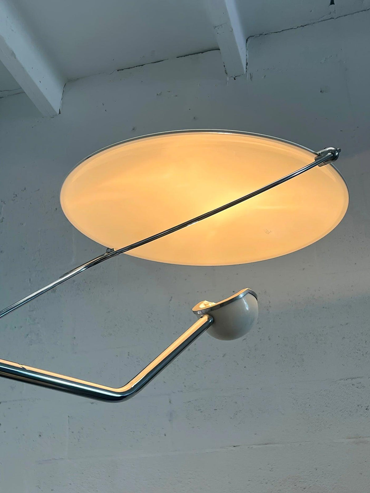 Olvenel vloerlamp met sculpturale chroom marmer