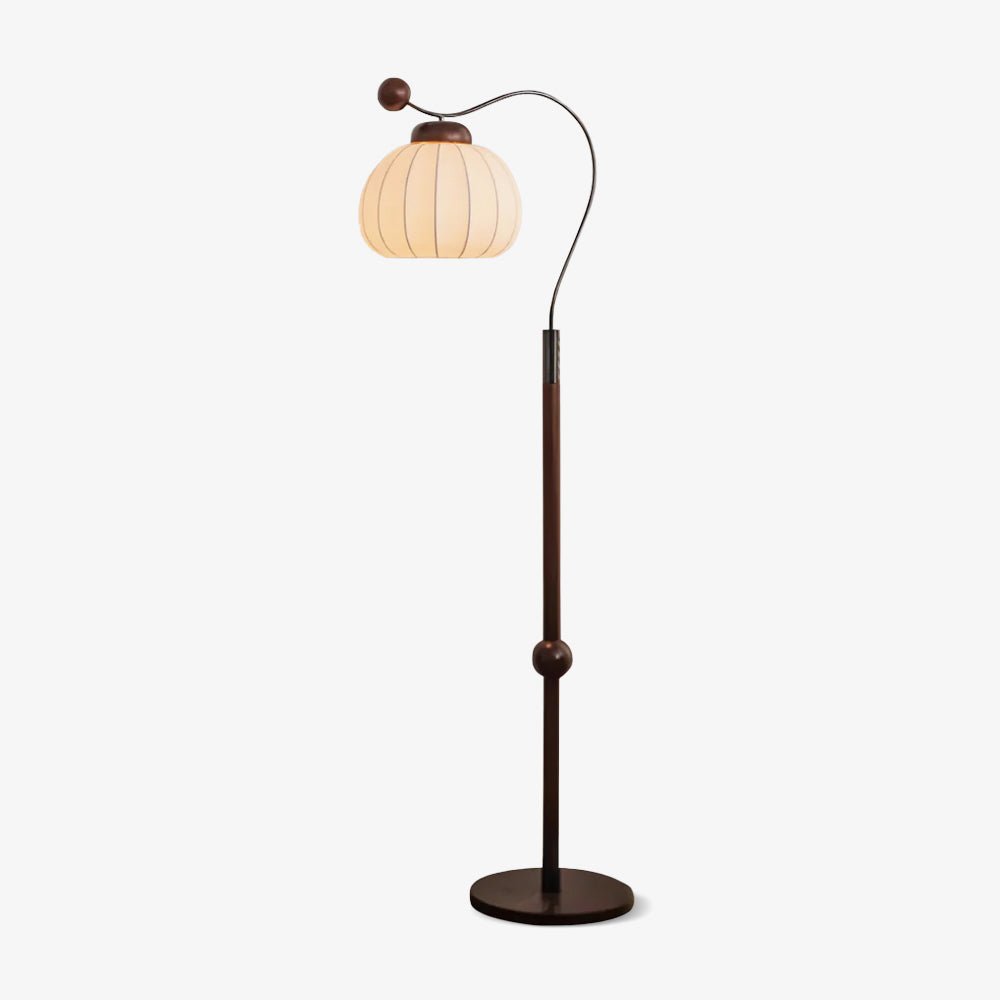 Devenor vloerlamp van zijde en walnoothout met goudkleurige afwerking