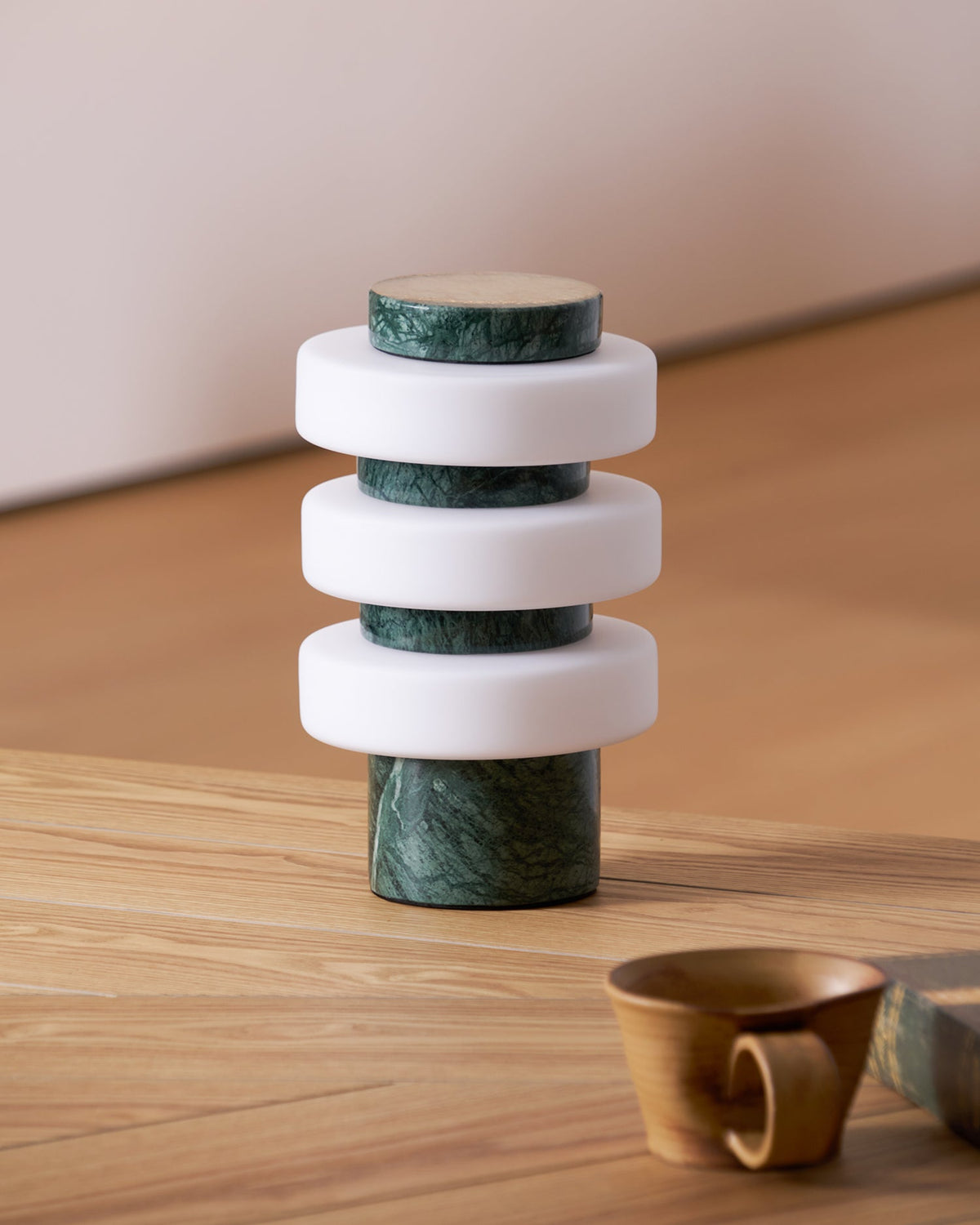 Thea moderne tafellamp van geel travertin