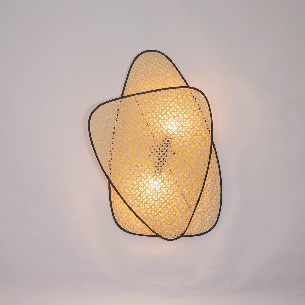 Caneira wandlamp met natuurlijke bamboe-ontwerp in cannage-stijl