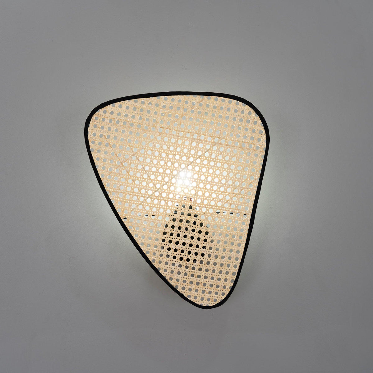 Caneira wandlamp met natuurlijke bamboe-ontwerp in cannage-stijl