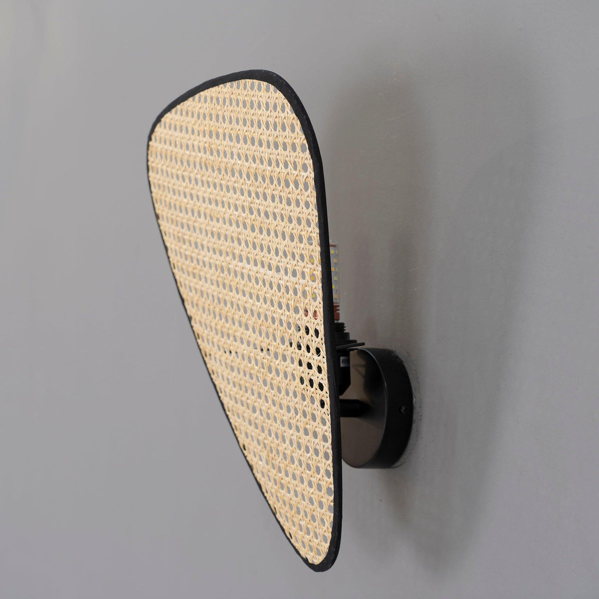 Caneira wandlamp met natuurlijke bamboe-ontwerp in cannage-stijl