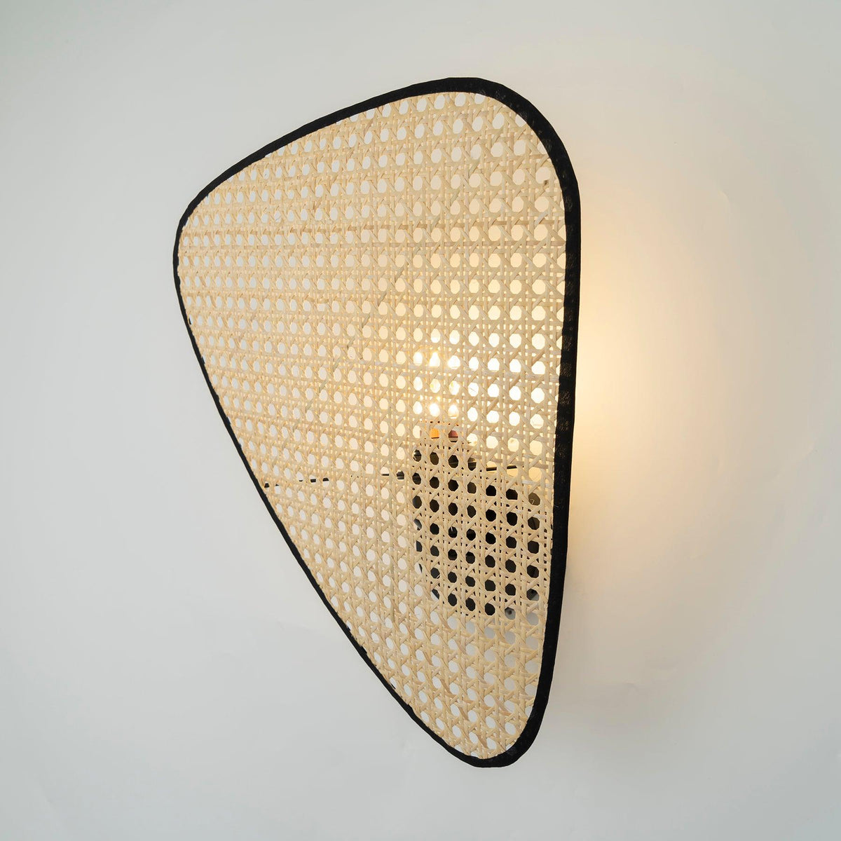 Caneira wandlamp met natuurlijke bamboe-ontwerp in cannage-stijl