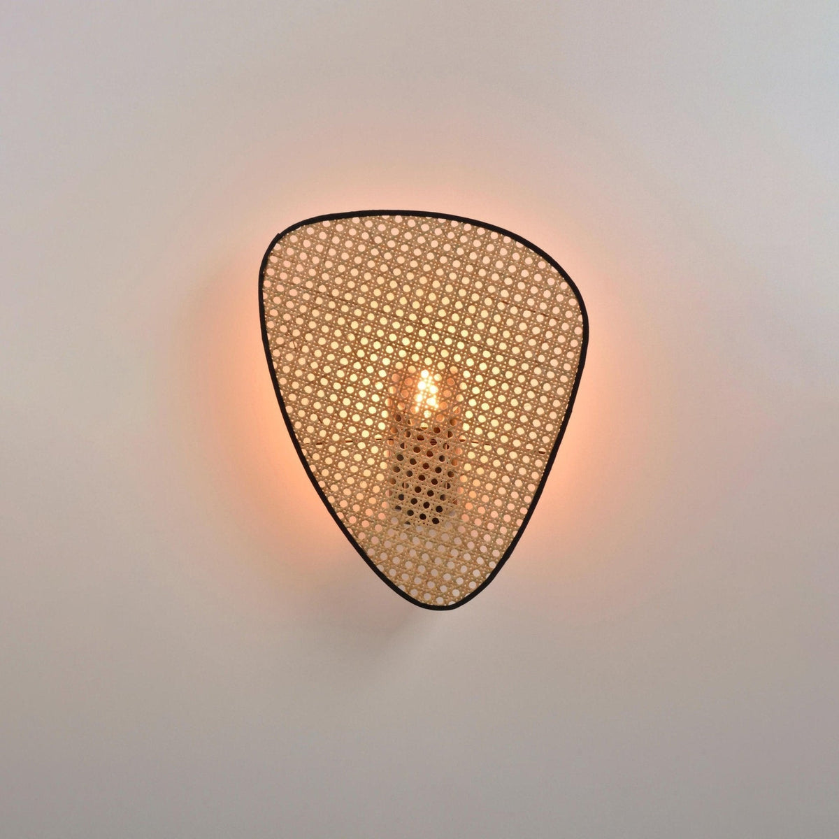 Caneira wandlamp met natuurlijke bamboe-ontwerp in cannage-stijl