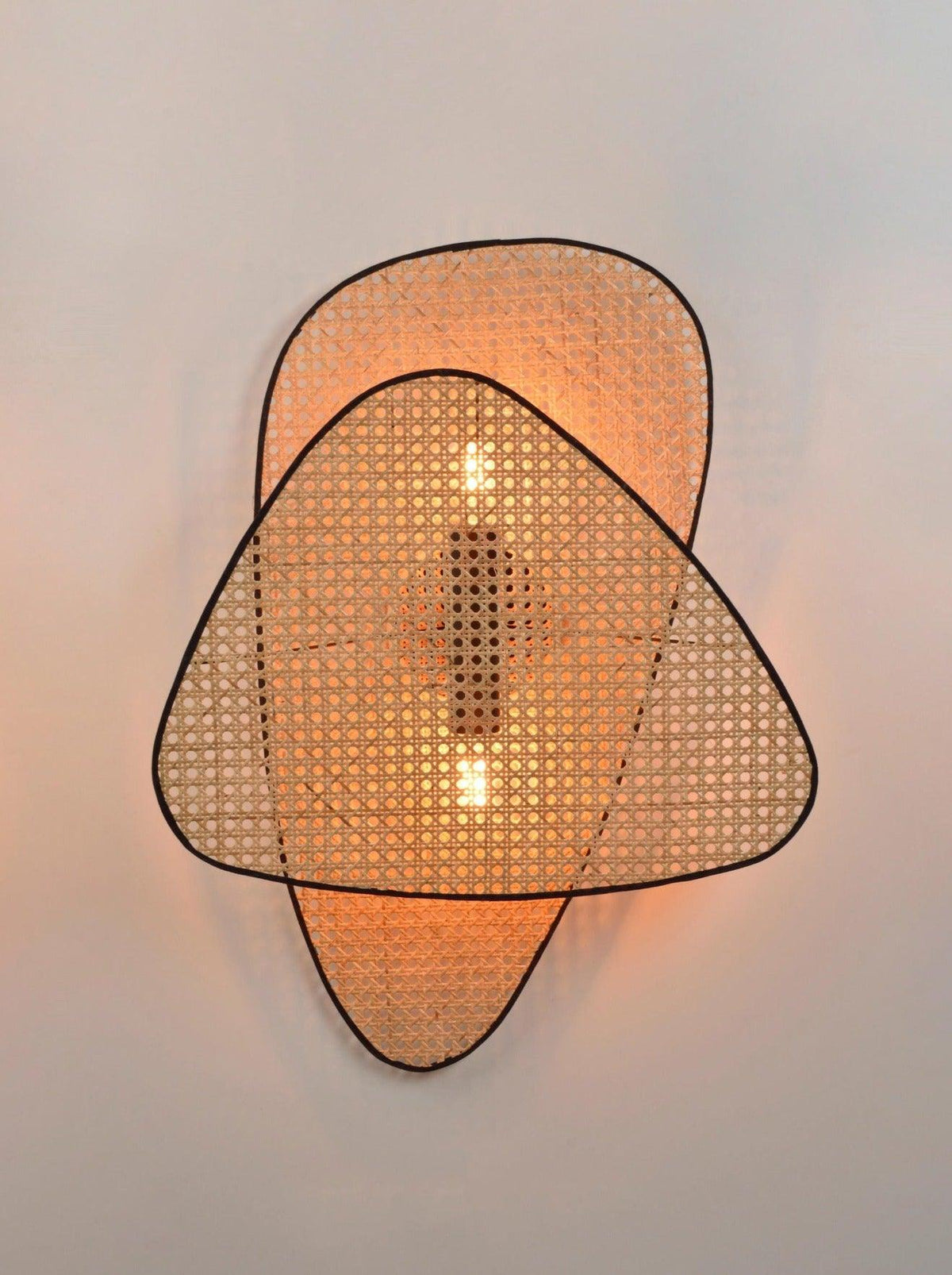 Caneira wandlamp met natuurlijke bamboe-ontwerp in cannage-stijl