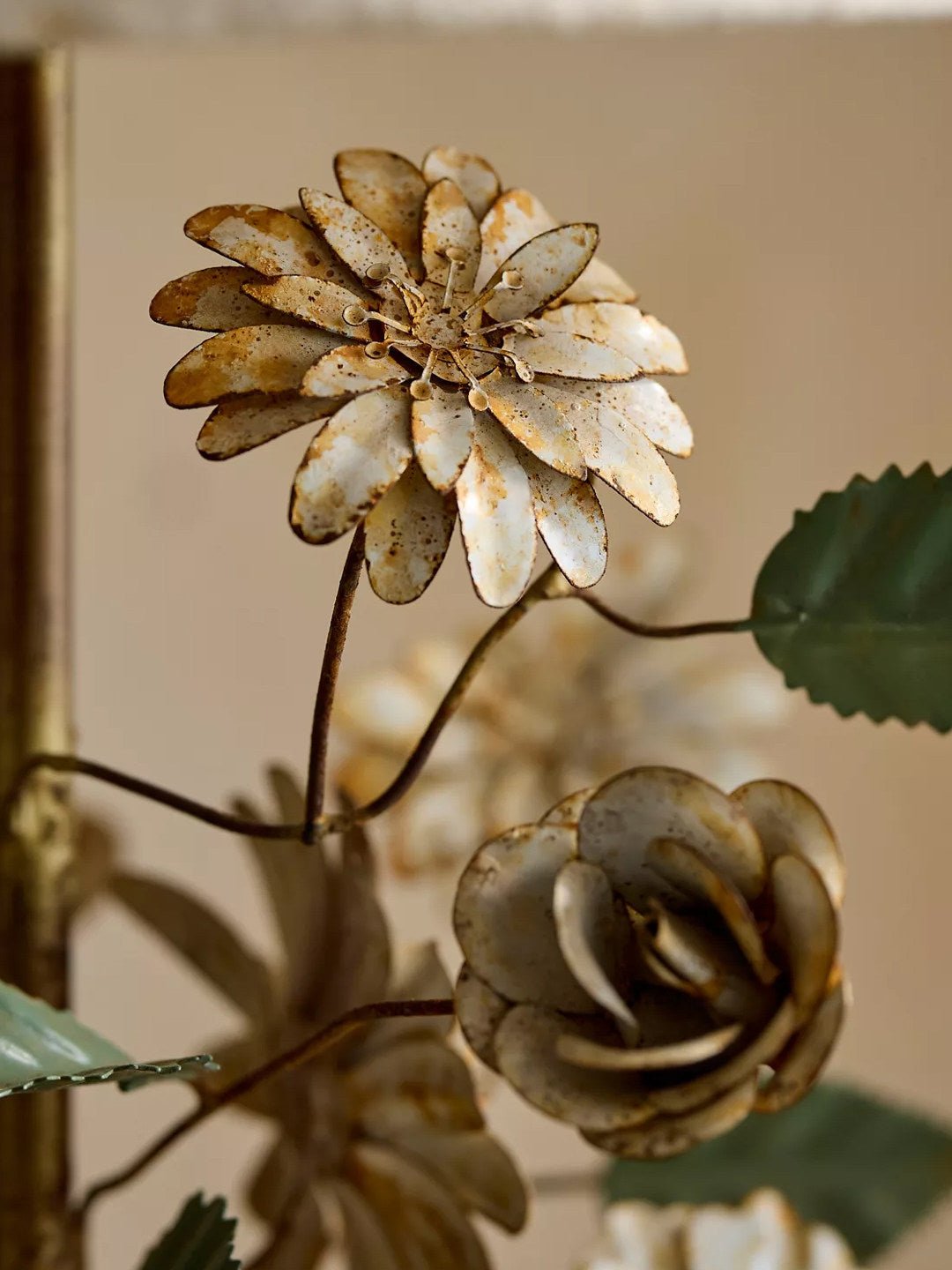 Sculpted Metal Floral tafellamp