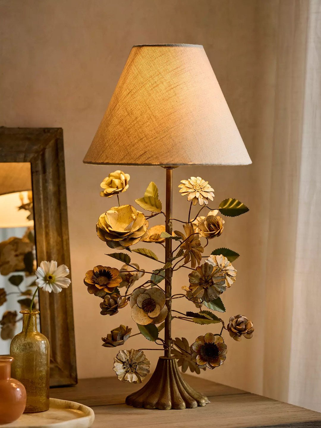 Sculpted Metal Floral tafellamp