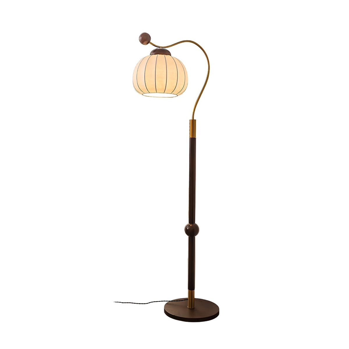 Devenor vloerlamp van zijde en walnoothout met goudkleurige afwerking