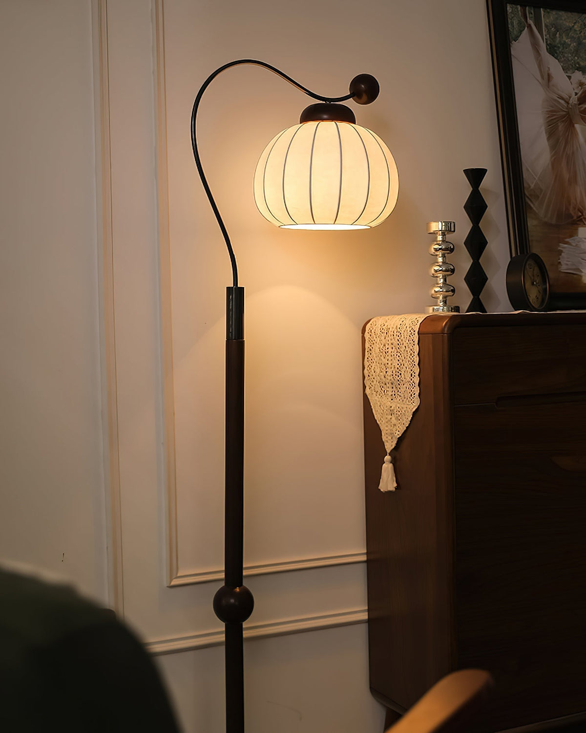 Devenor vloerlamp van zijde en walnoothout met goudkleurige afwerking