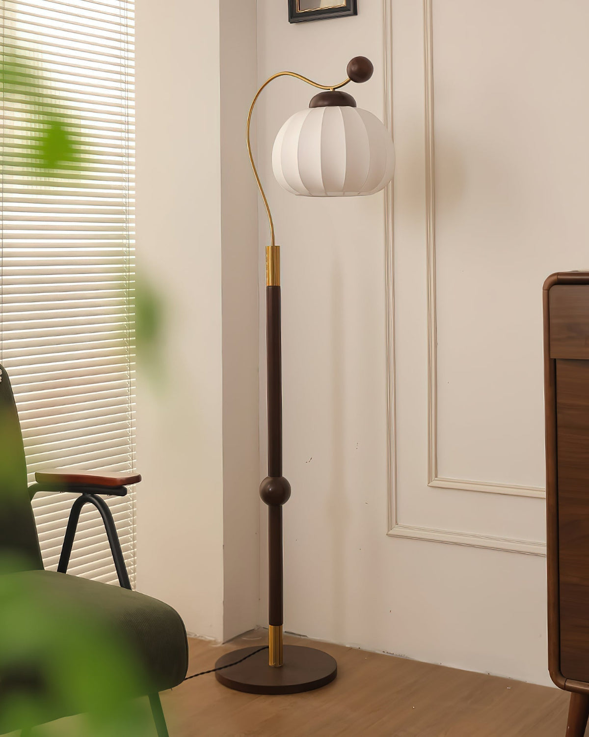 Devenor vloerlamp van zijde en walnoothout met goudkleurige afwerking