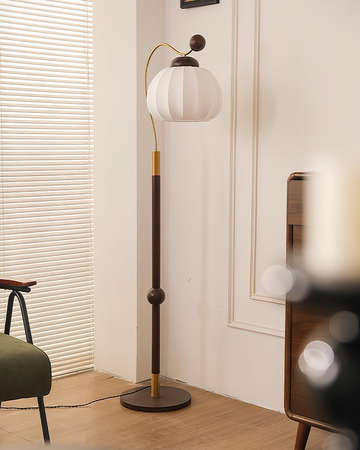 Devenor vloerlamp van zijde en walnoothout met goudkleurige afwerking
