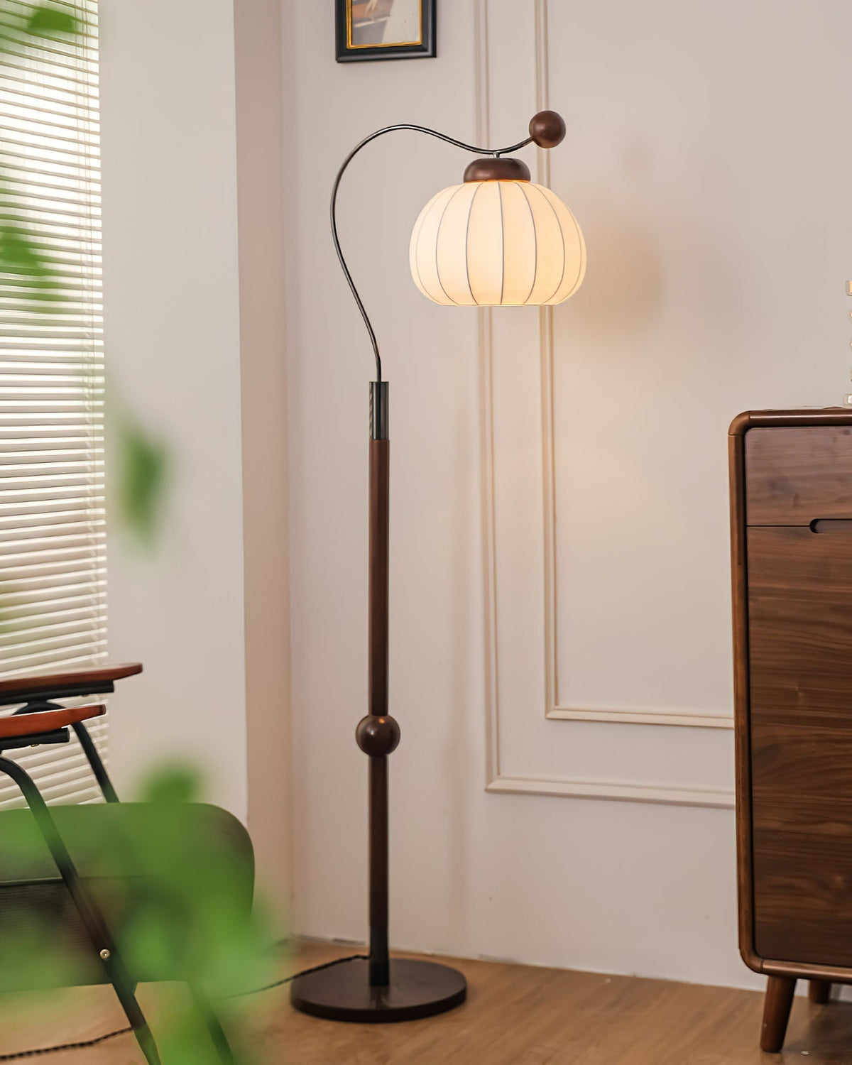 Devenor vloerlamp van zijde en walnoothout met goudkleurige afwerking