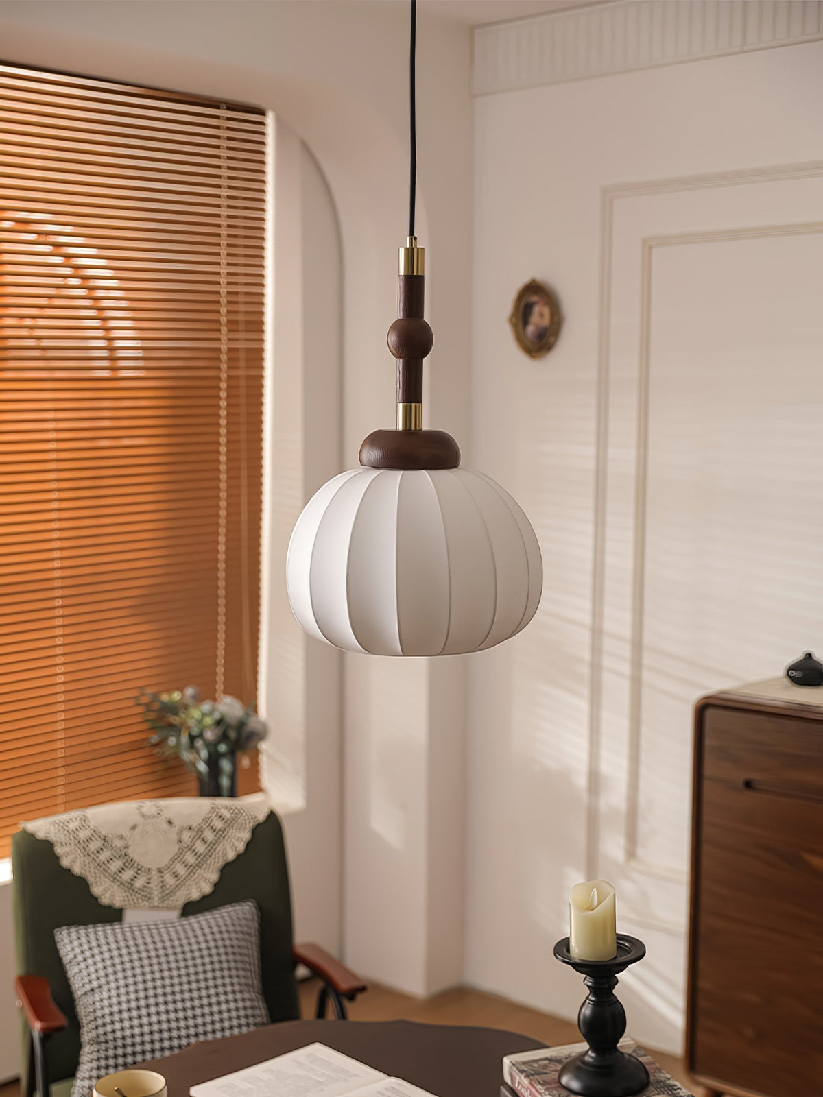 Livenor hanglamp van zijde en hout in Scandinavische stijl