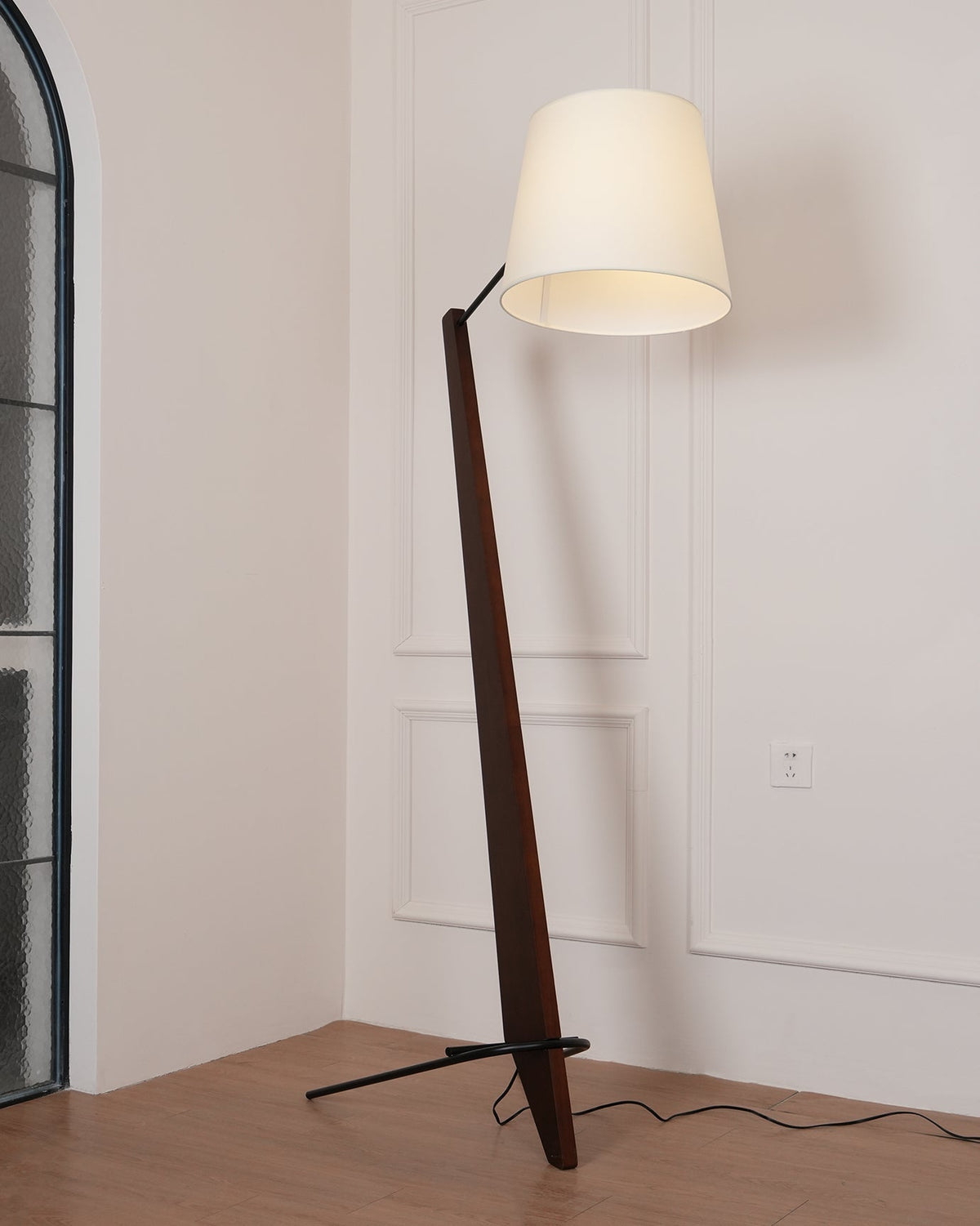 Vyran vloerlamp van walnoothout en beige stof