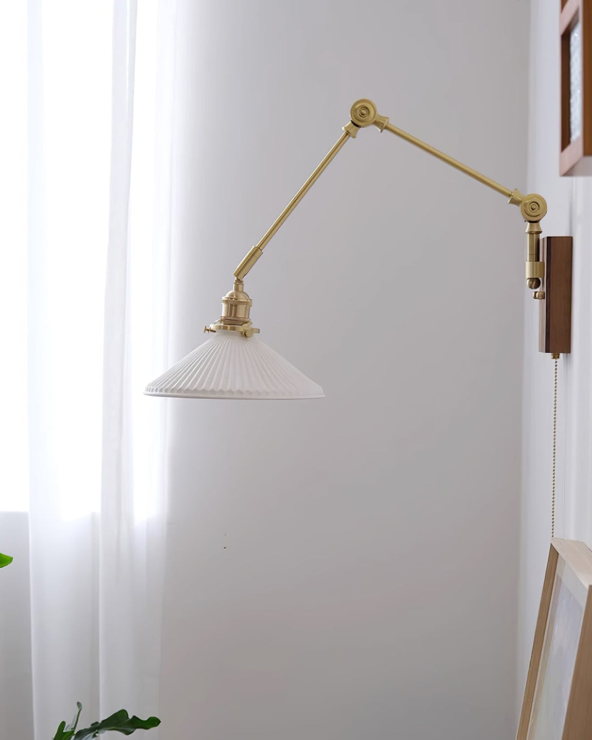 Vintage wandlamp met verstelbare arm, geplooide kap en walnoothoutbasis