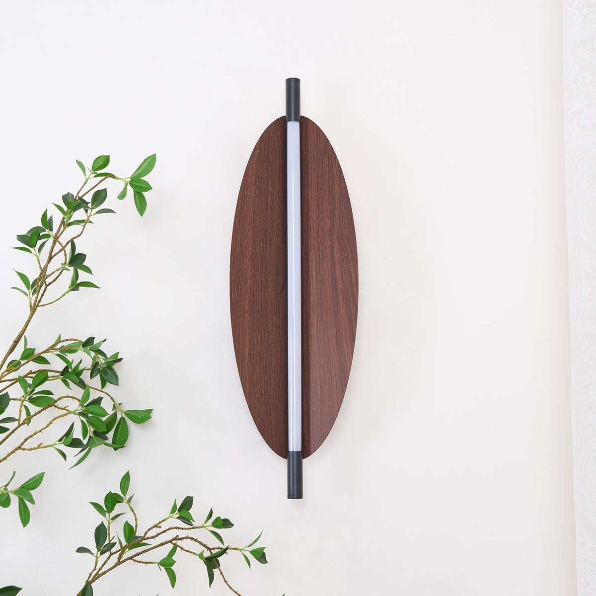 Orsoriel moderne minimalistische strakke wandlamp met walnoothout afwerking
