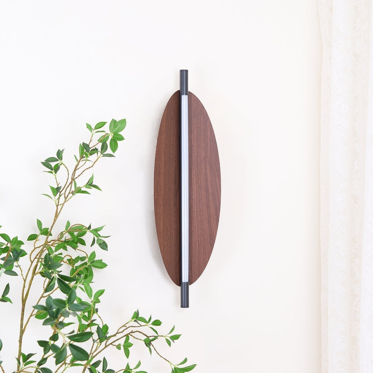 Orsoriel moderne minimalistische strakke wandlamp met walnoothout afwerking