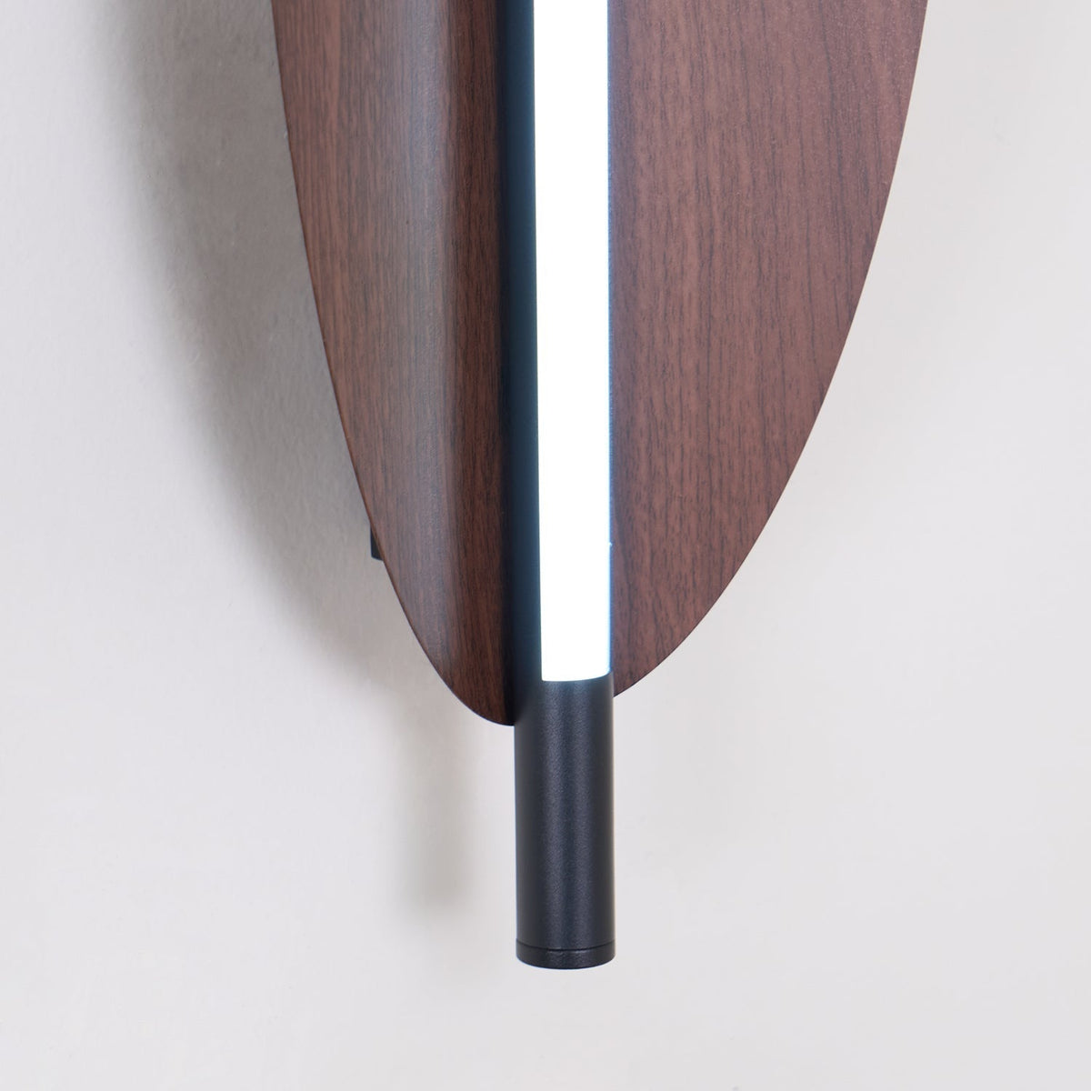 Orsoriel moderne minimalistische strakke wandlamp met walnoothout afwerking