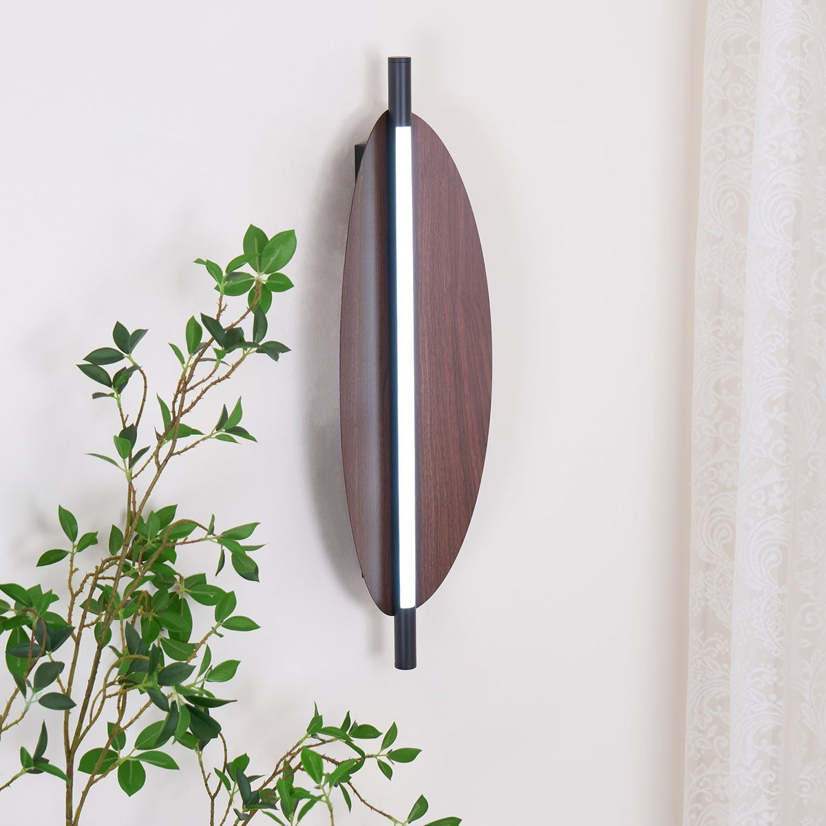 Orsoriel moderne minimalistische strakke wandlamp met walnoothout afwerking