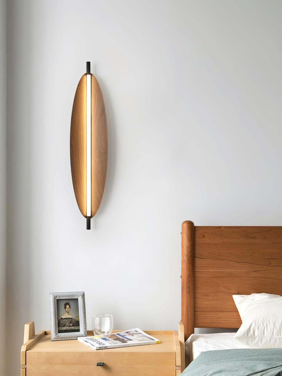 Orsoriel moderne minimalistische strakke wandlamp met walnoothout afwerking