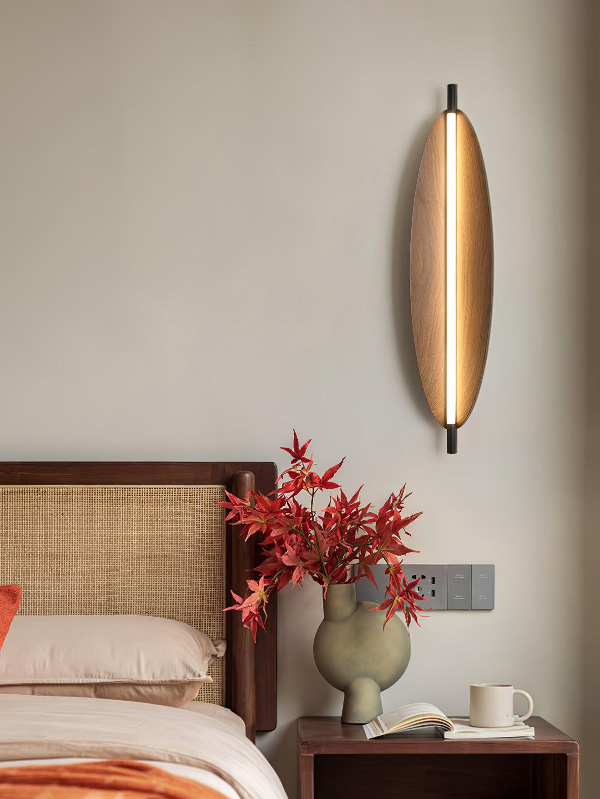 Orsoriel moderne minimalistische strakke wandlamp met walnoothout afwerking