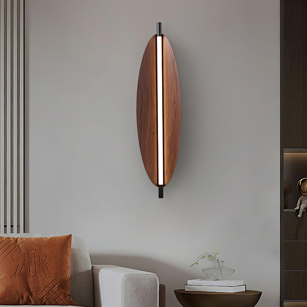 Orsoriel moderne minimalistische strakke wandlamp met walnoothout afwerking