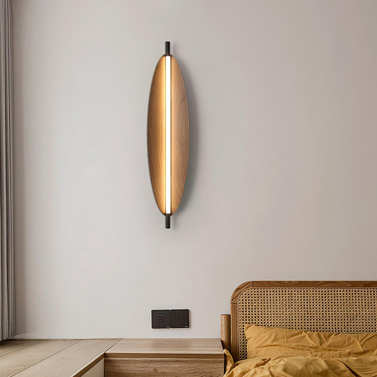 Orsoriel moderne minimalistische strakke wandlamp met walnoothout afwerking