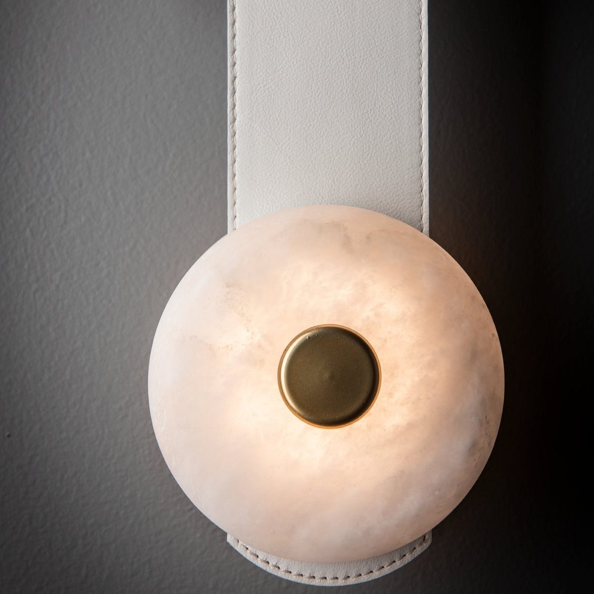 Eirerora wandlamp in albast