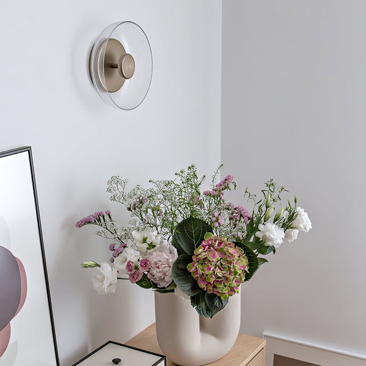 Aether messing wandlamp met glazen kap