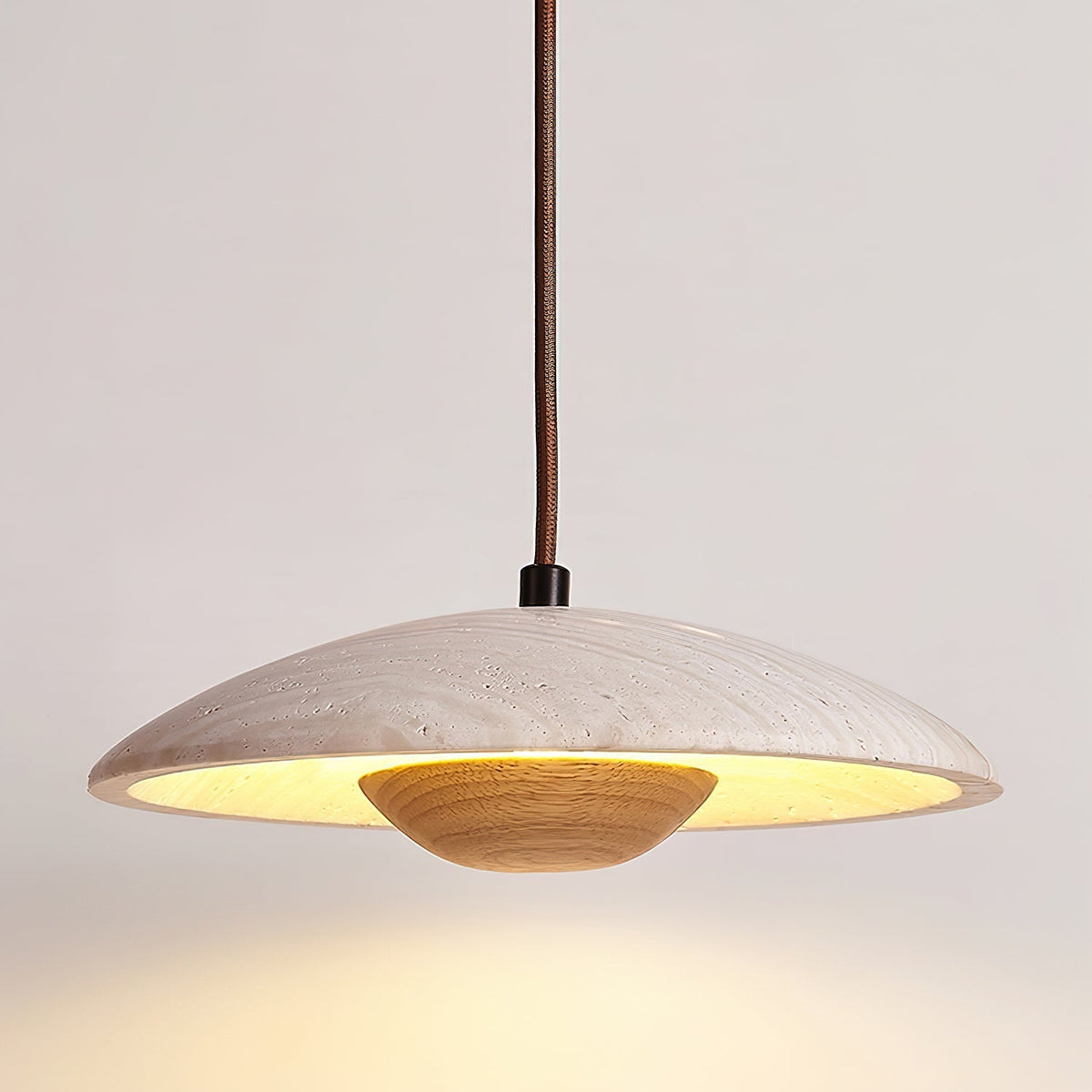 Bax hanglamp met brede rand in geel travertin