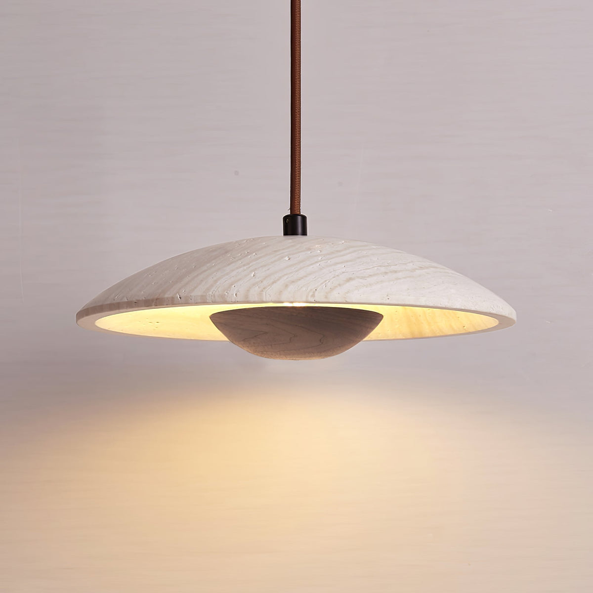 Bax hanglamp met brede rand in geel travertin