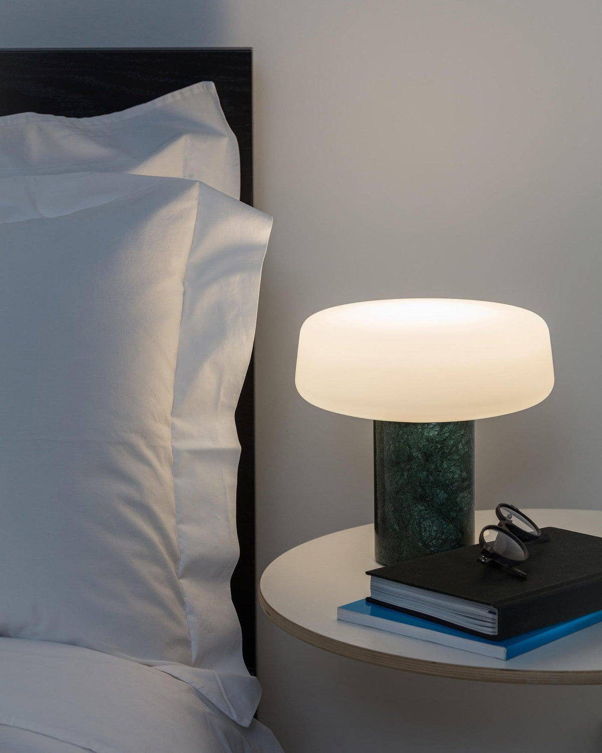 Erinilil tafellamp met marmeren voet