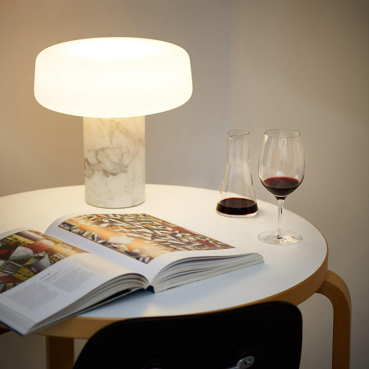 Erinilil tafellamp met marmeren voet