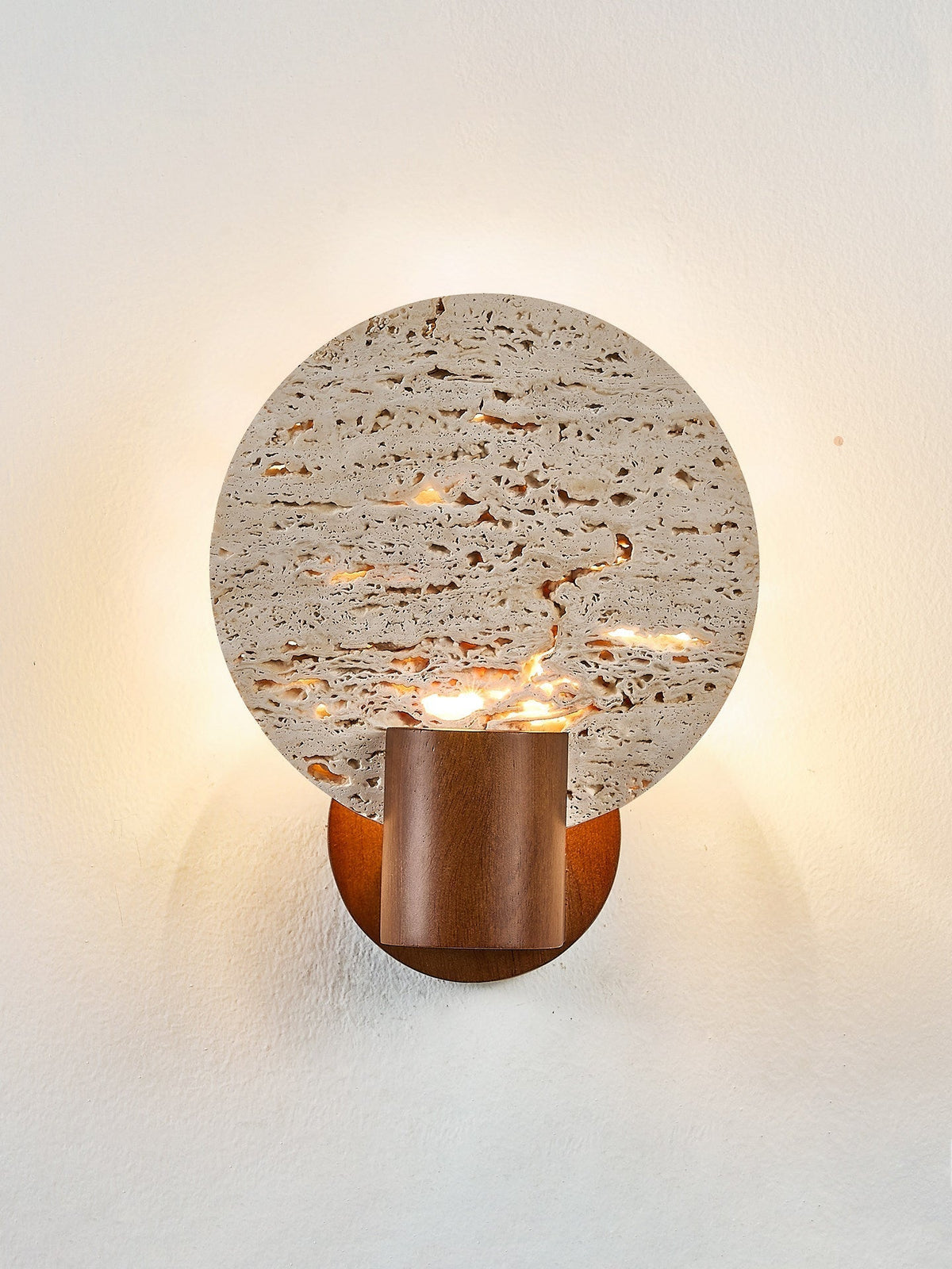 Taveiella wandlamp met ronde gele travertinschijf en walnootcilinder