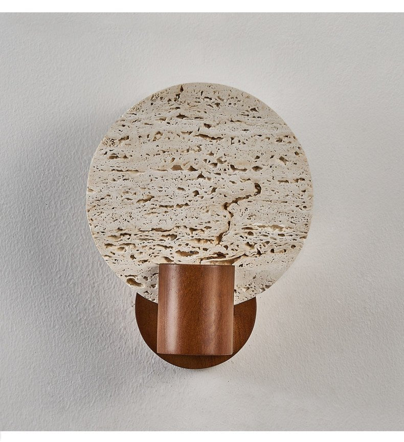 Taveiella wandlamp met ronde gele travertinschijf en walnootcilinder