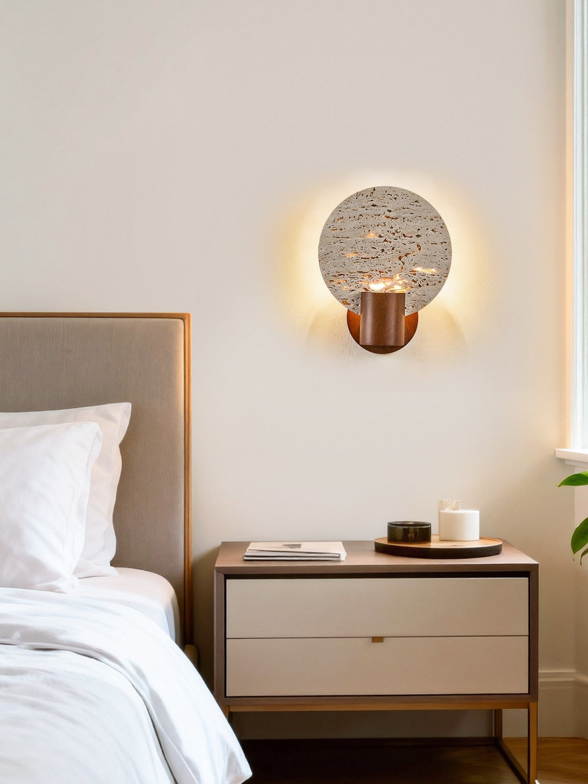 Taveiella wandlamp met ronde gele travertinschijf en walnootcilinder