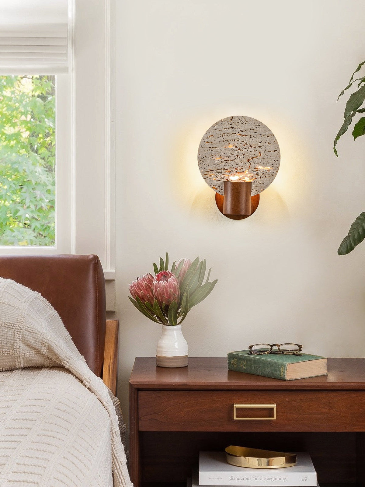 Taveiella wandlamp met ronde gele travertinschijf en walnootcilinder