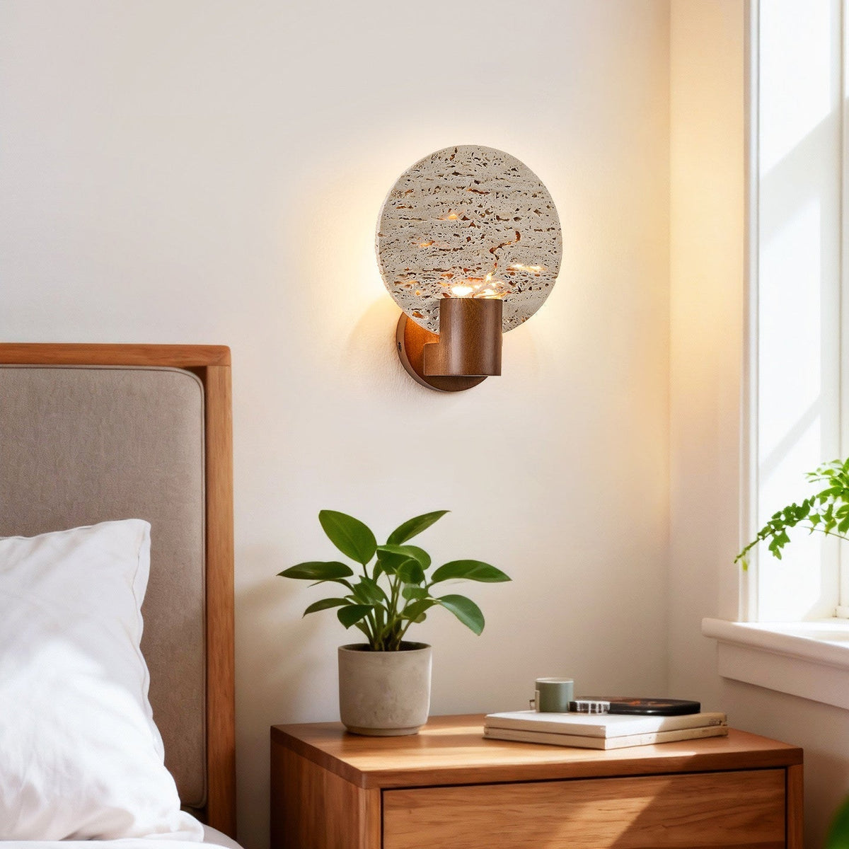 Taveiella wandlamp met ronde gele travertinschijf en walnootcilinder